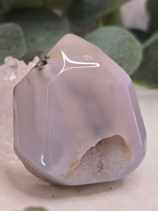 Achat Spitze – flach, hellgrau, mit Druse, Einzelstück