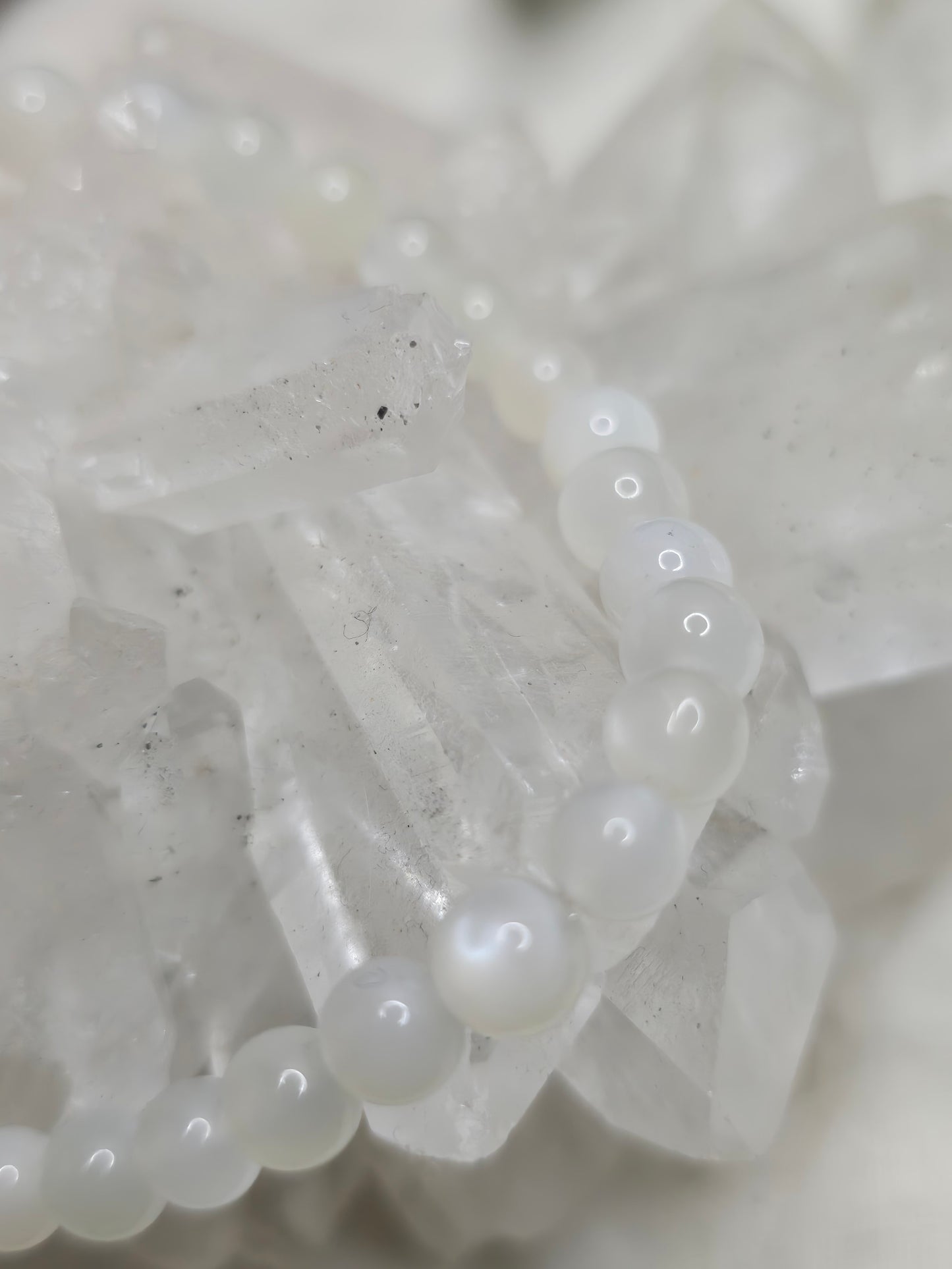 Armband weißer Mondstein – 6 mm Kugeln, handgefertigt & maßgefertigt (XS–XL)