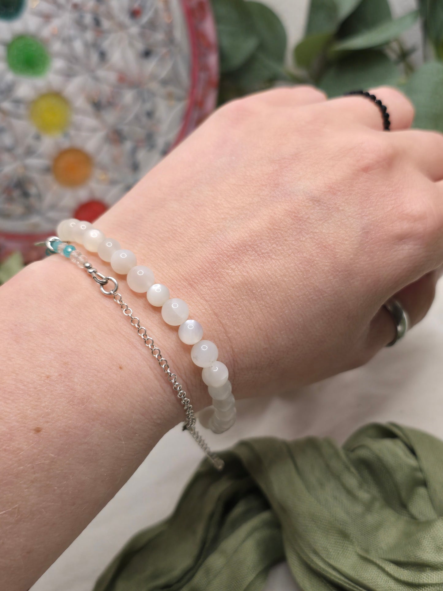 Armband weißer Mondstein – 6 mm Kugeln, handgefertigt & maßgefertigt (XS–XL)