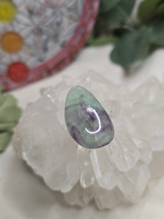 Regenbogenfluorit – gebohrter Trommelstein