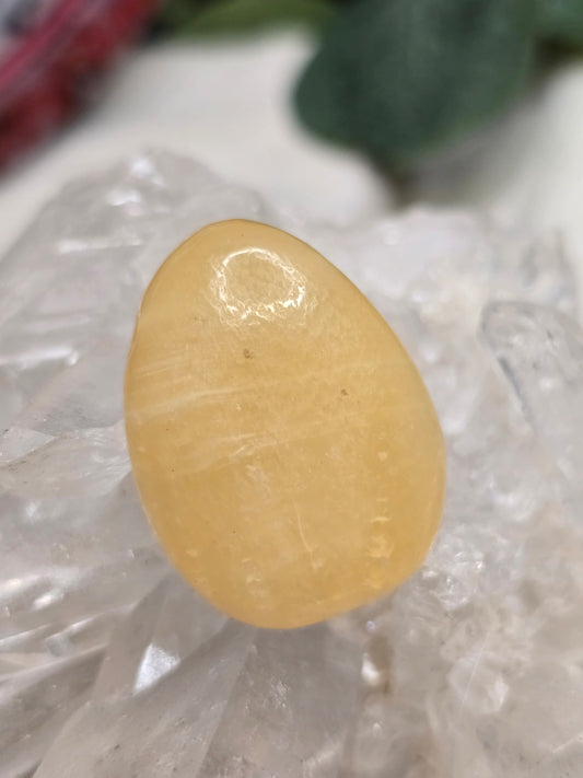 Orangencalcit – gebohrter Trommelstein