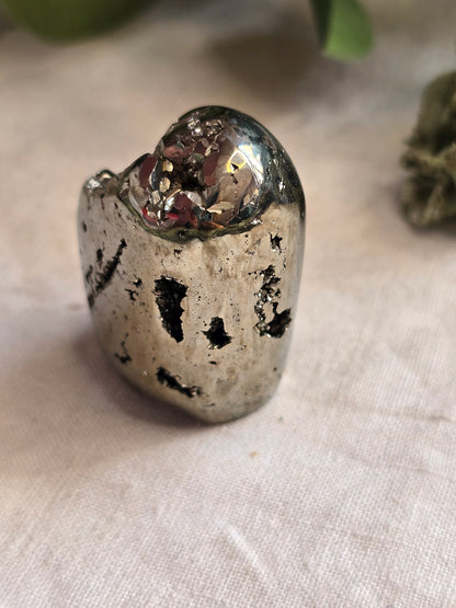 Pyrit Freiform mit Kristallstruktur – 112 g | Einzelstück