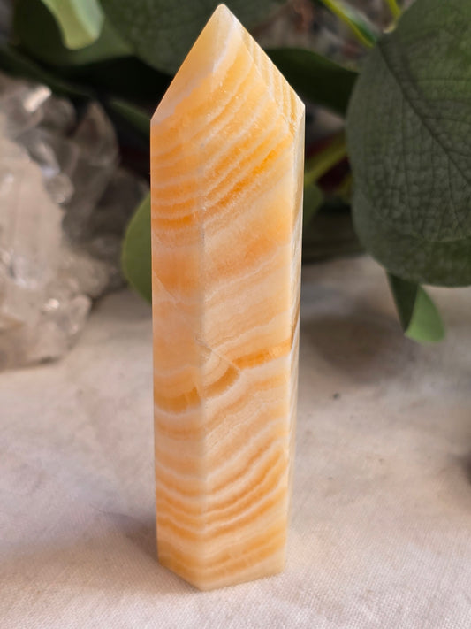 Orangencalcit Turm – ca. 8 cm, intuitiv ausgewählt