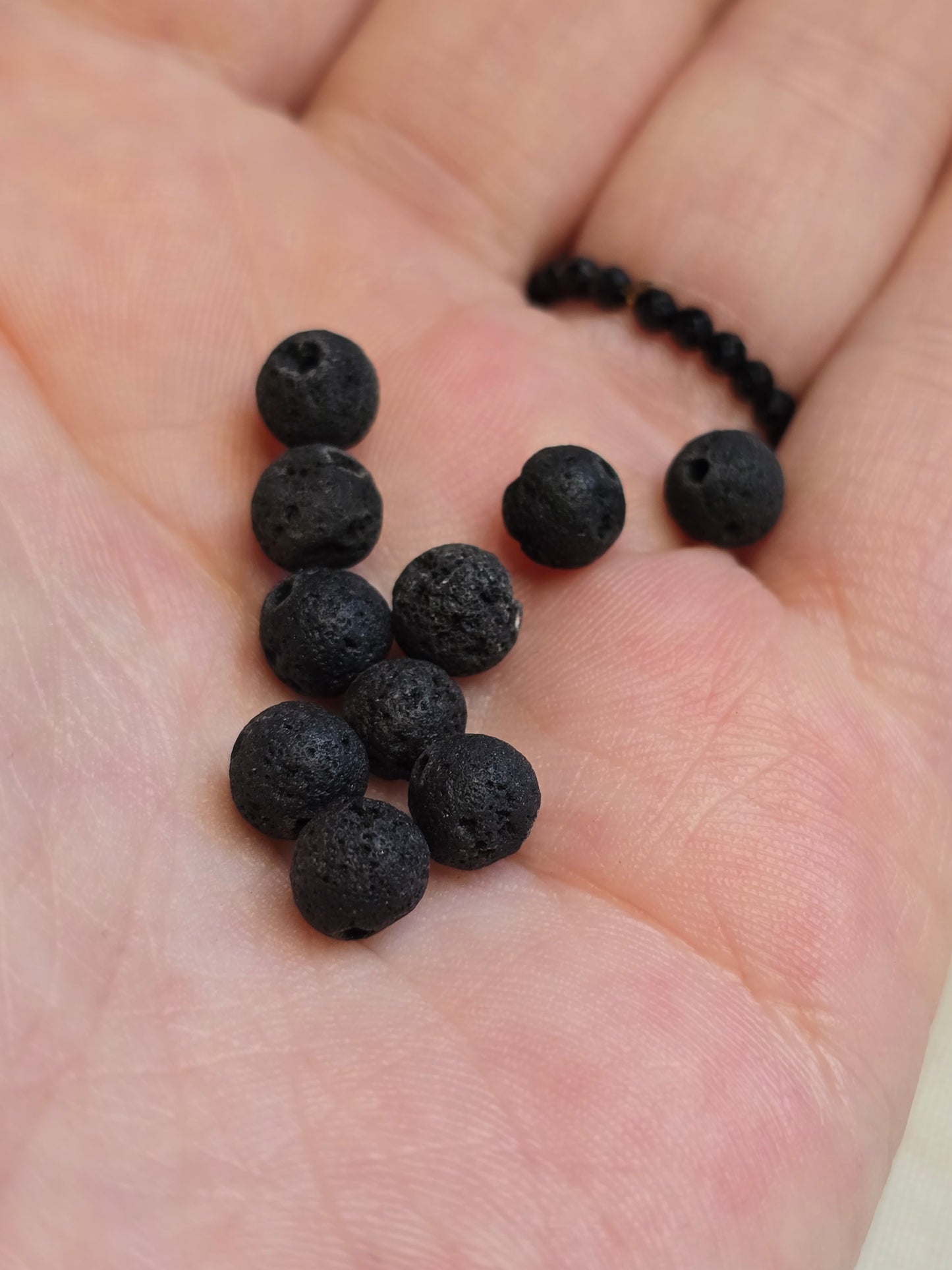 Lavaperlen 6 mm – 50 Stück | naturbelassen, schwarz | Perlen für Schmuck & DIY