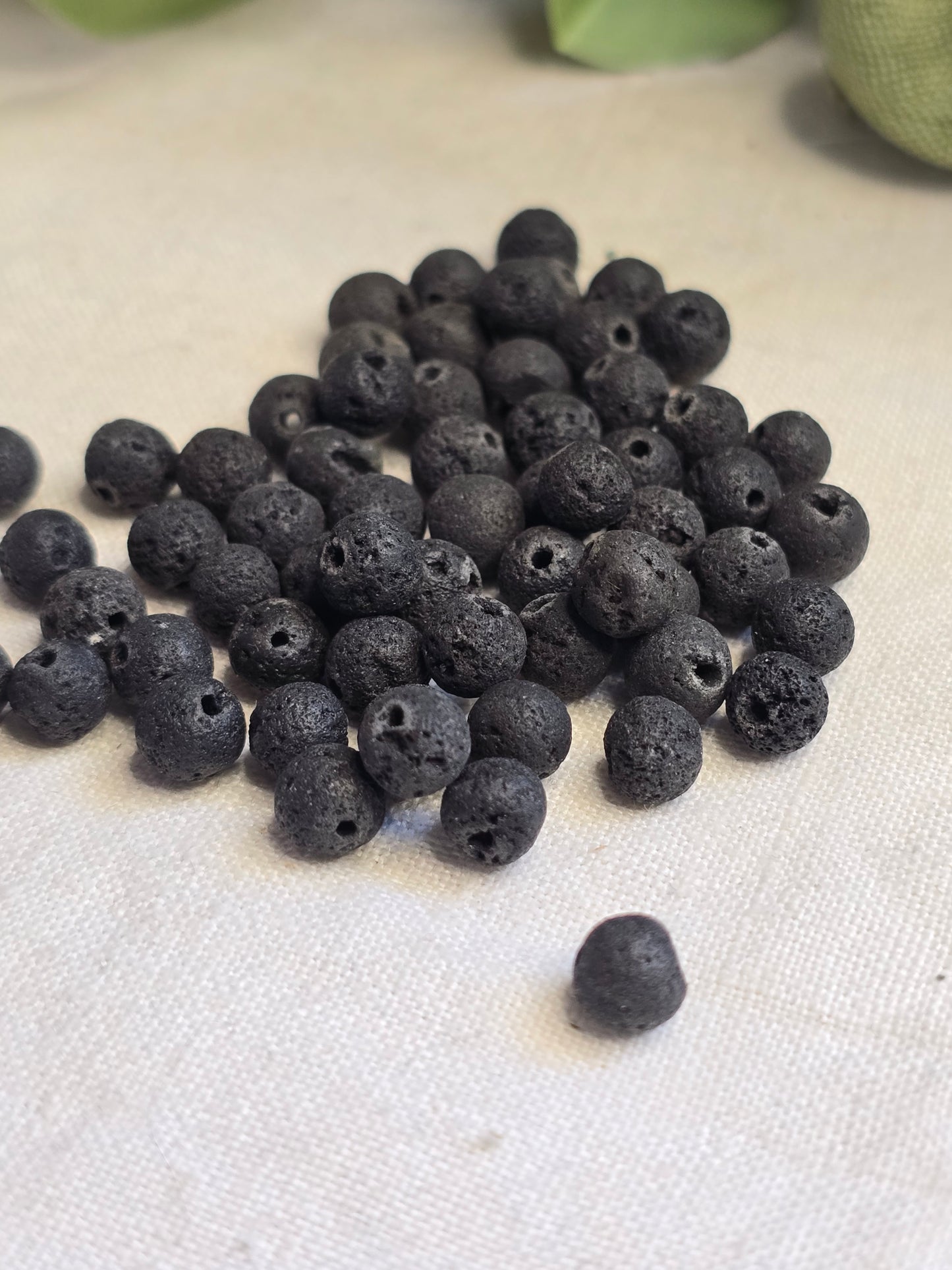 Lavaperlen 6 mm – 50 Stück | naturbelassen, schwarz | Perlen für Schmuck & DIY