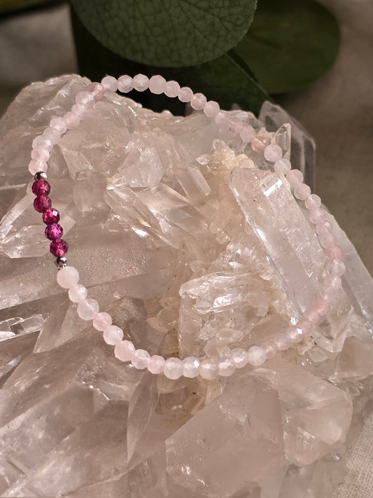 Edelsteinarmband Rosenquarz & Granat – 3 mm facettiert | Einzelstück, Silber