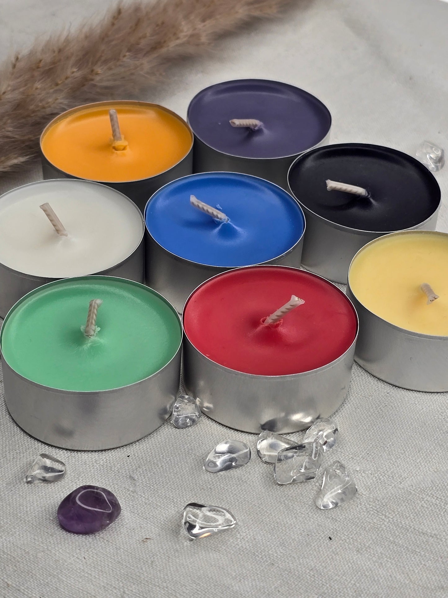 Bunte Teelichte für Rituale