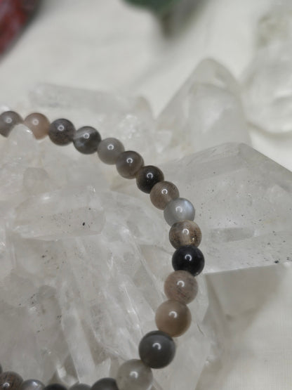 Armband dunkler Mondstein – 6 mm Kugeln, handgefertigt & maßgefertigt (XS–XL)