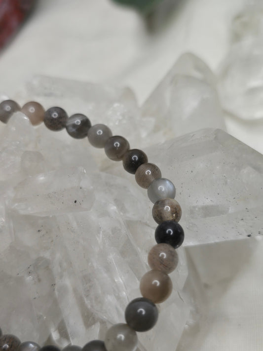 Armband dunkler Mondstein – 6 mm Kugeln, handgefertigt & maßgefertigt (XS–XL)