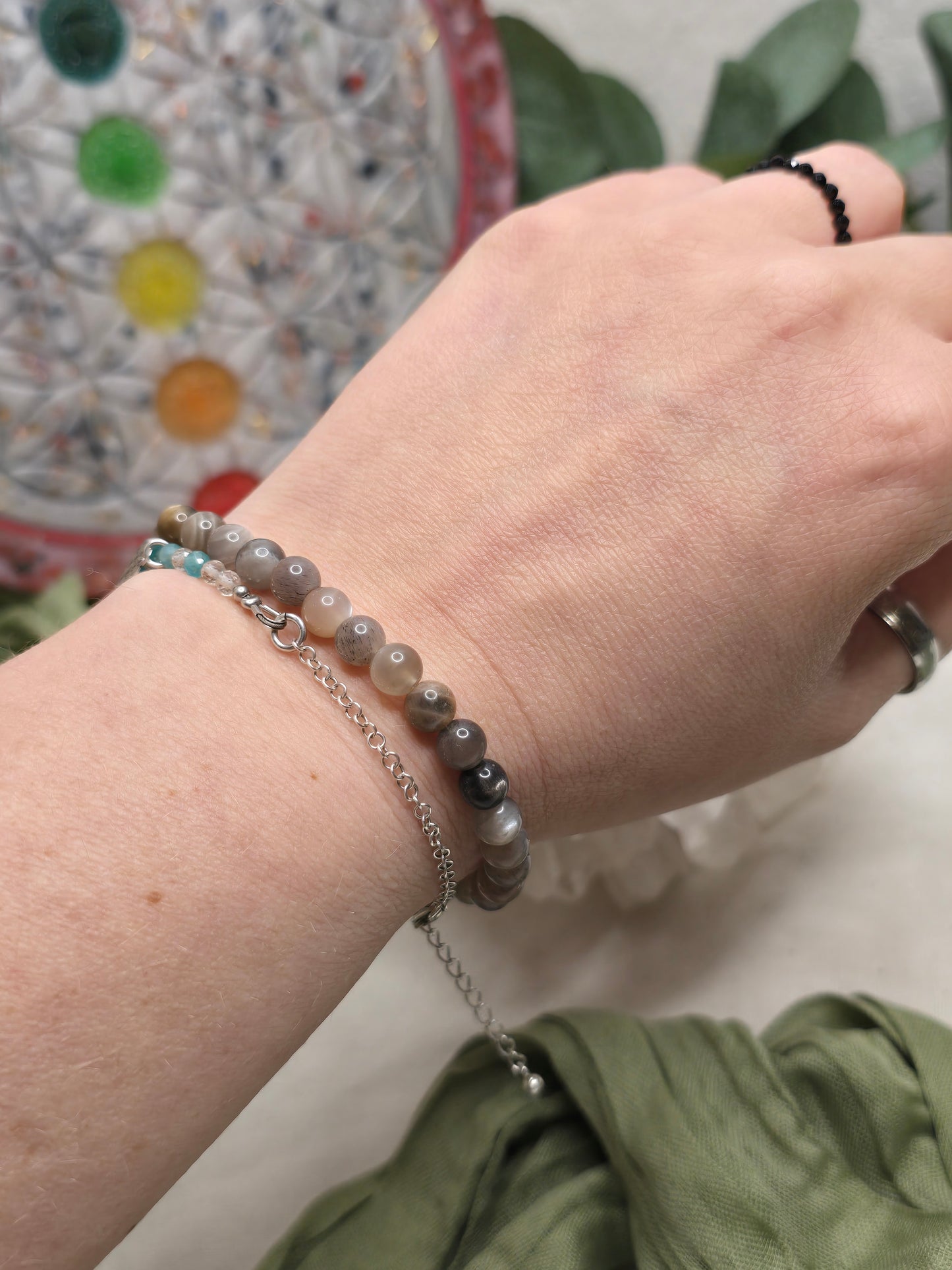 Armband dunkler Mondstein – 6 mm Kugeln, handgefertigt & maßgefertigt (XS–XL)