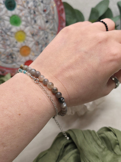 Armband dunkler Mondstein – 6 mm Kugeln, handgefertigt & maßgefertigt (XS–XL)