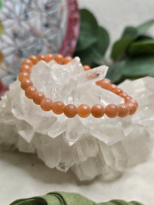 Armband pfirsichfarbener Mondstein – 6 mm Kugeln, handgefertigt & maßgefertigt (XS–XL)