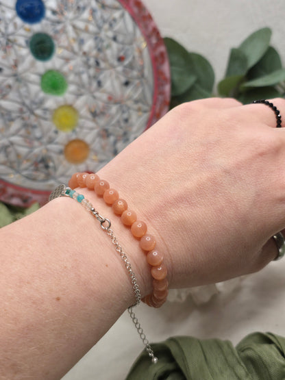 Armband pfirsichfarbener Mondstein – 6 mm Kugeln, handgefertigt & maßgefertigt (XS–XL)