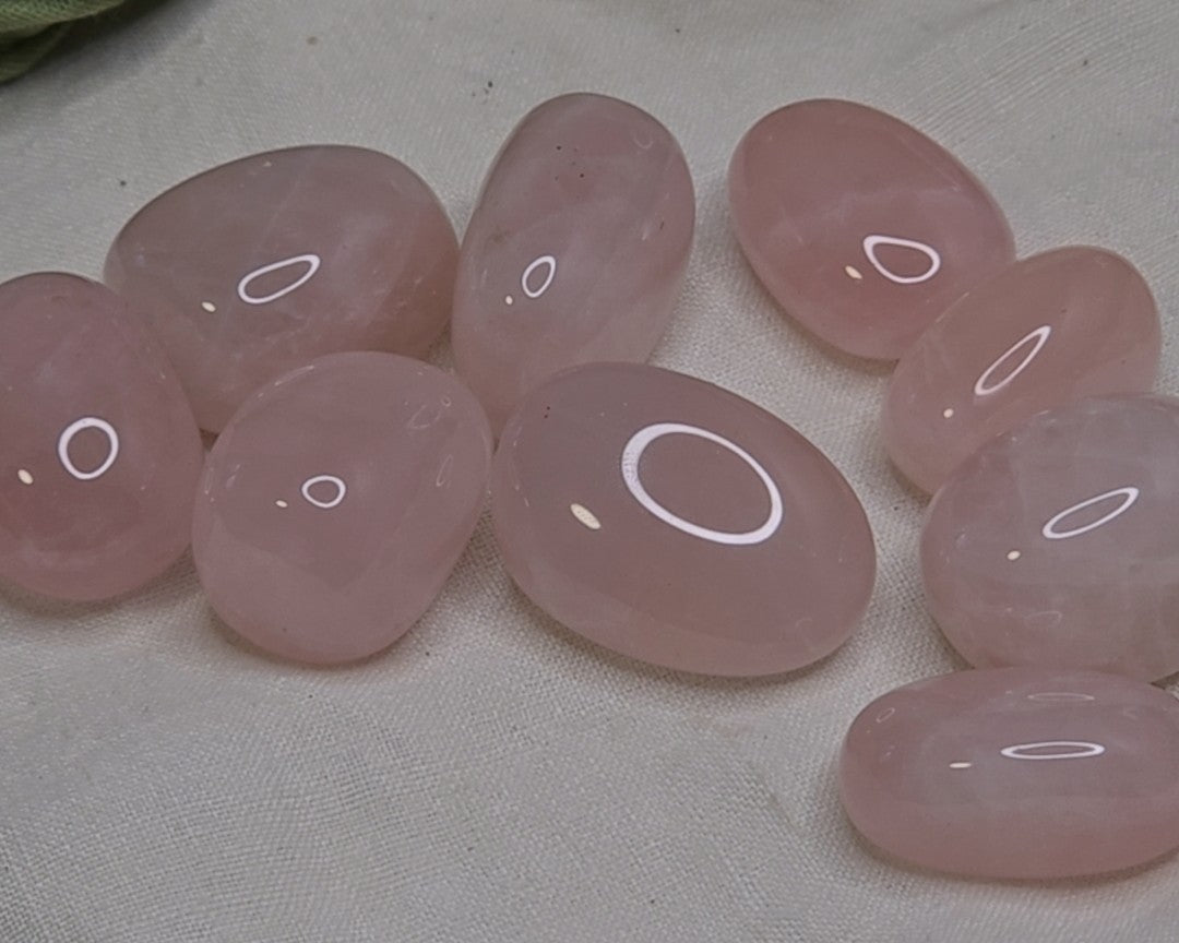 Rosenquarz Trommelstein ca. 2 × 3 cm – naturbelassen, intuitiv ausgewählt & sanft fürs Herz