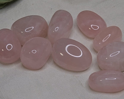 Rosenquarz Trommelstein ca. 2 × 3 cm – naturbelassen, intuitiv ausgewählt & sanft fürs Herz
