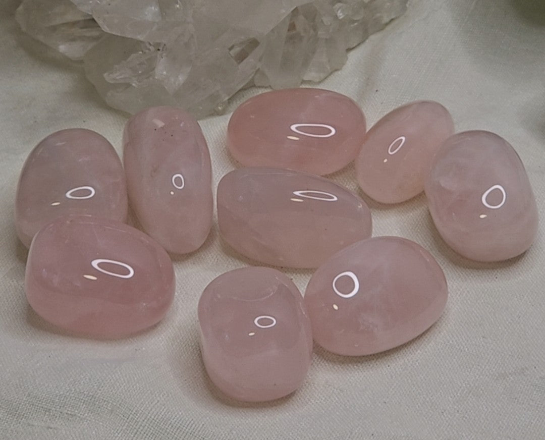 Rosenquarz Trommelstein ca. 2 × 3 cm – naturbelassen, intuitiv ausgewählt & sanft fürs Herz