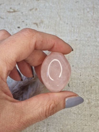 Rosenquarz Trommelstein ca. 2 × 3 cm – naturbelassen, intuitiv ausgewählt & sanft fürs Herz