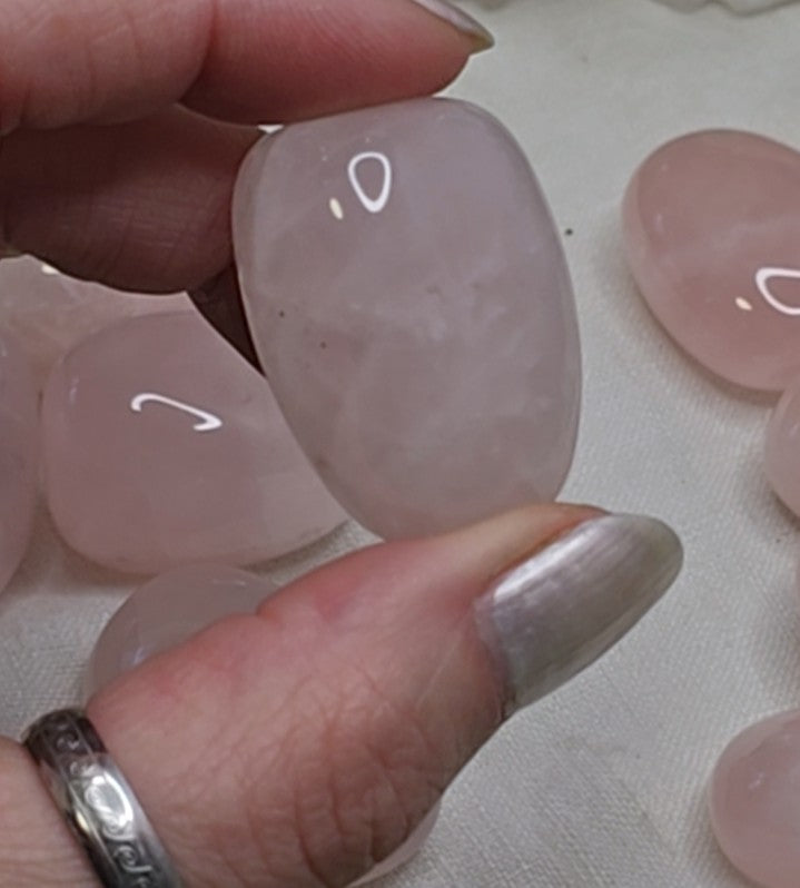 Rosenquarz Trommelstein ca. 2 × 3 cm – naturbelassen, intuitiv ausgewählt & sanft fürs Herz