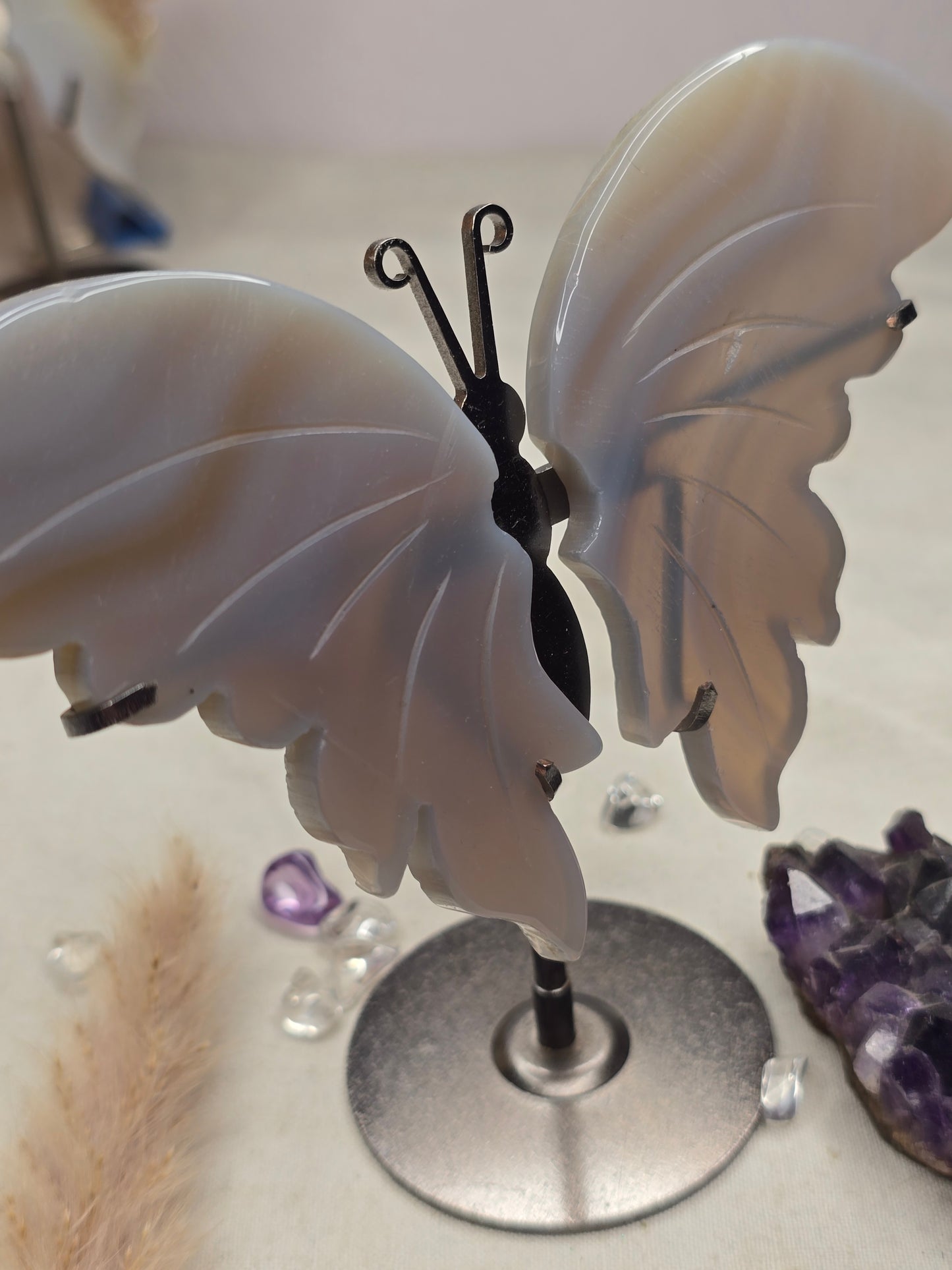 Achat-Schmetterling mit feiner Maserung, Flügel ca. 8 cm, mit kleiner Kerbe (B-Ware) – auf Ständer ca. 12 cm hoch – Symbol für Erdung & innere Stärke
