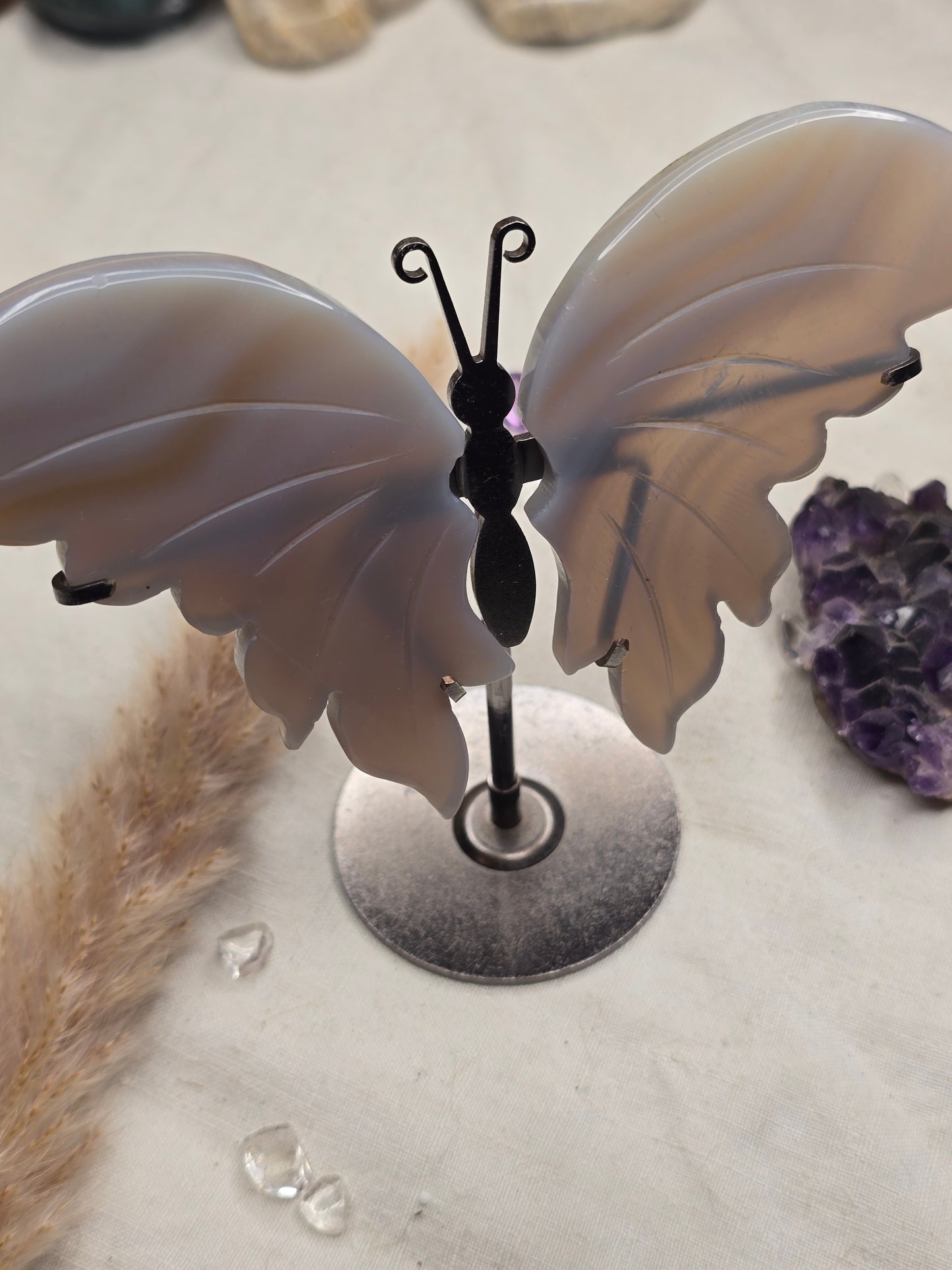 Achat-Schmetterling mit feiner Maserung, Flügel ca. 8 cm, mit kleiner Kerbe (B-Ware) – auf Ständer ca. 12 cm hoch – Symbol für Erdung & innere Stärke