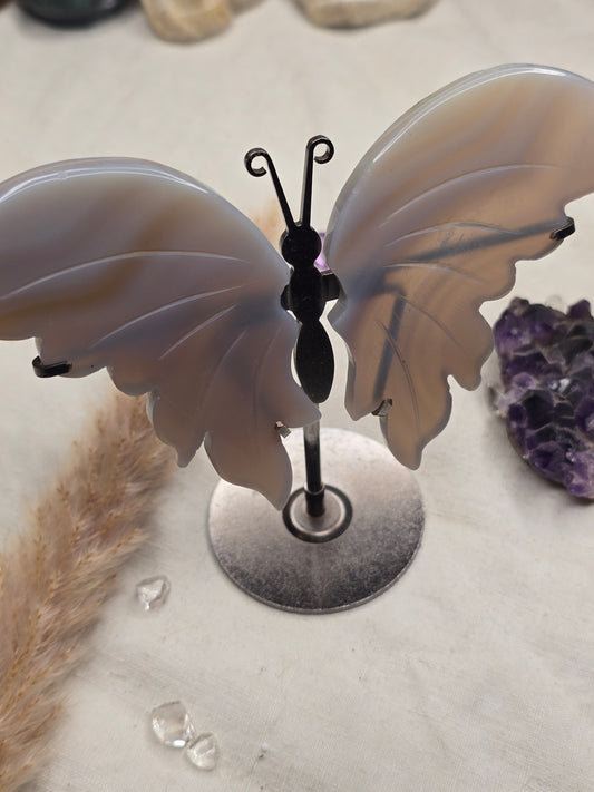 Achat-Schmetterling mit feiner Maserung, Flügel ca. 8 cm, mit kleiner Kerbe (B-Ware) – auf Ständer ca. 12 cm hoch – Symbol für Erdung & innere Stärke