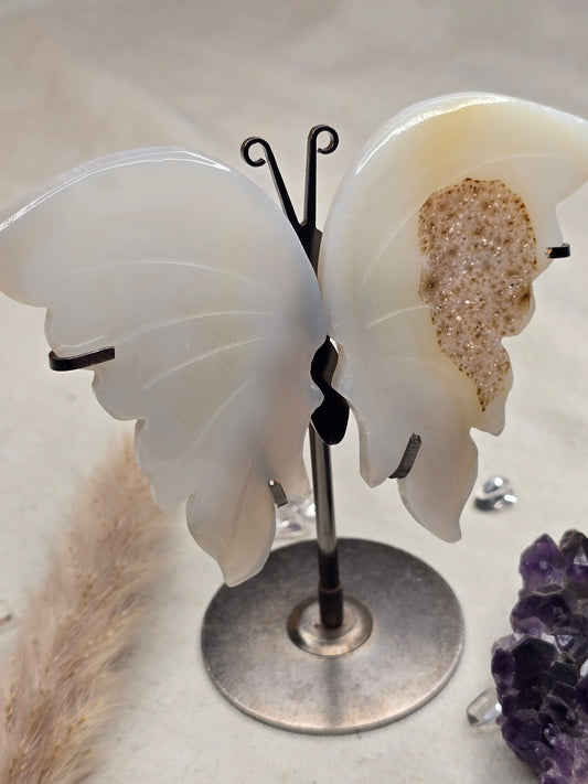 Achat-Schmetterling mit sichtbarer Naturdruse im Flügel – ca. 8 cm Spannweite, auf Ständer ca. 12 cm – Symbol für Transformation & tiefe Ruhe