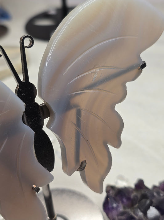 Achat-Schmetterling mit feiner Maserung, Flügel ca. 8 cm, mit kleiner Kerbe (B-Ware) – auf Ständer ca. 12 cm hoch – Symbol für Erdung & innere Stärke
