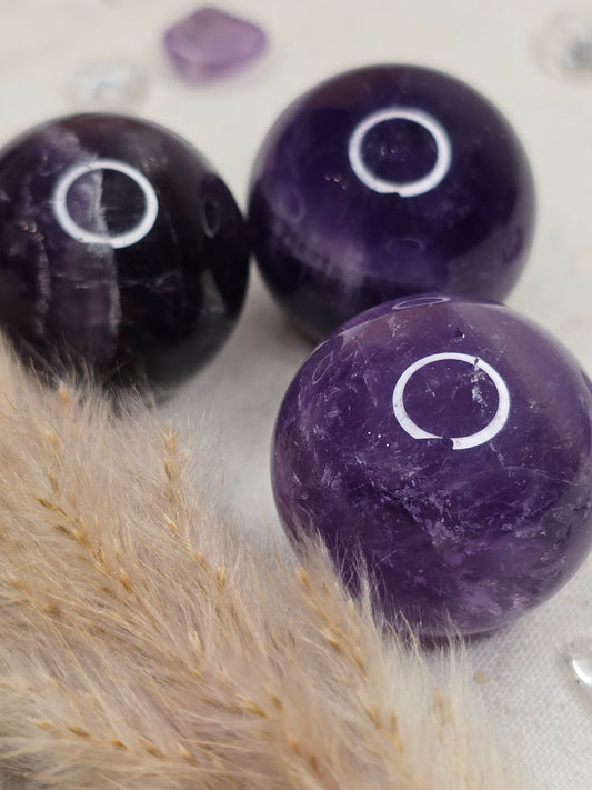 Kleine Amethyst-Kugel mit ca. 3 cm Durchmesser – glatt poliert, intuitiv ausgewählt – für Meditation, Klarheit & spirituelle Ruhe