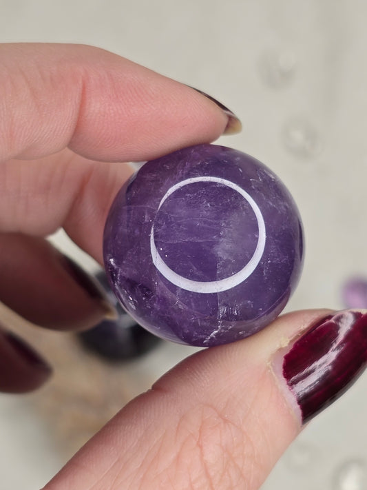 Kleine Amethyst-Kugel mit ca. 3 cm Durchmesser – glatt poliert, intuitiv ausgewählt – für Meditation, Klarheit & spirituelle Ruhe