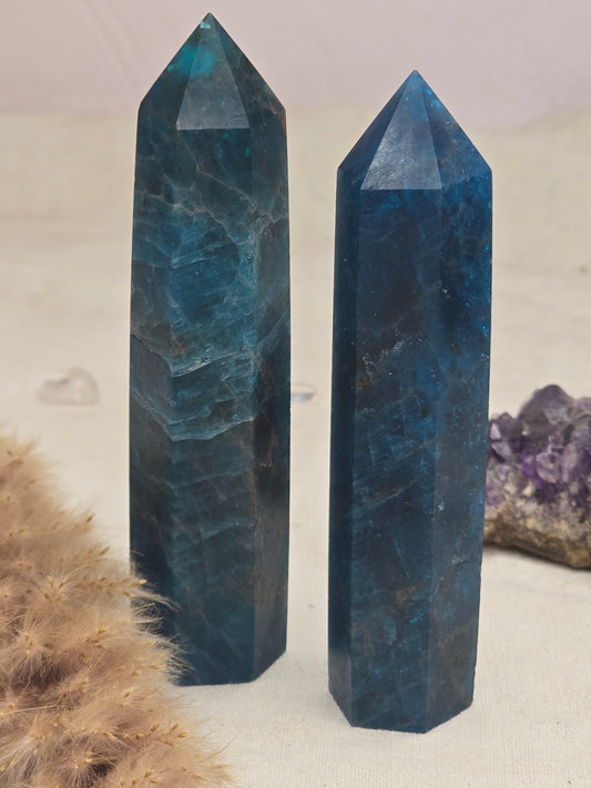 Blauer Apatit-Turm mit kräftiger Farbe und schöner Struktur – ca. 8–10 cm hoch, intuitiv ausgewählt, ideal für Klarheit & spirituelle Energiearbeit