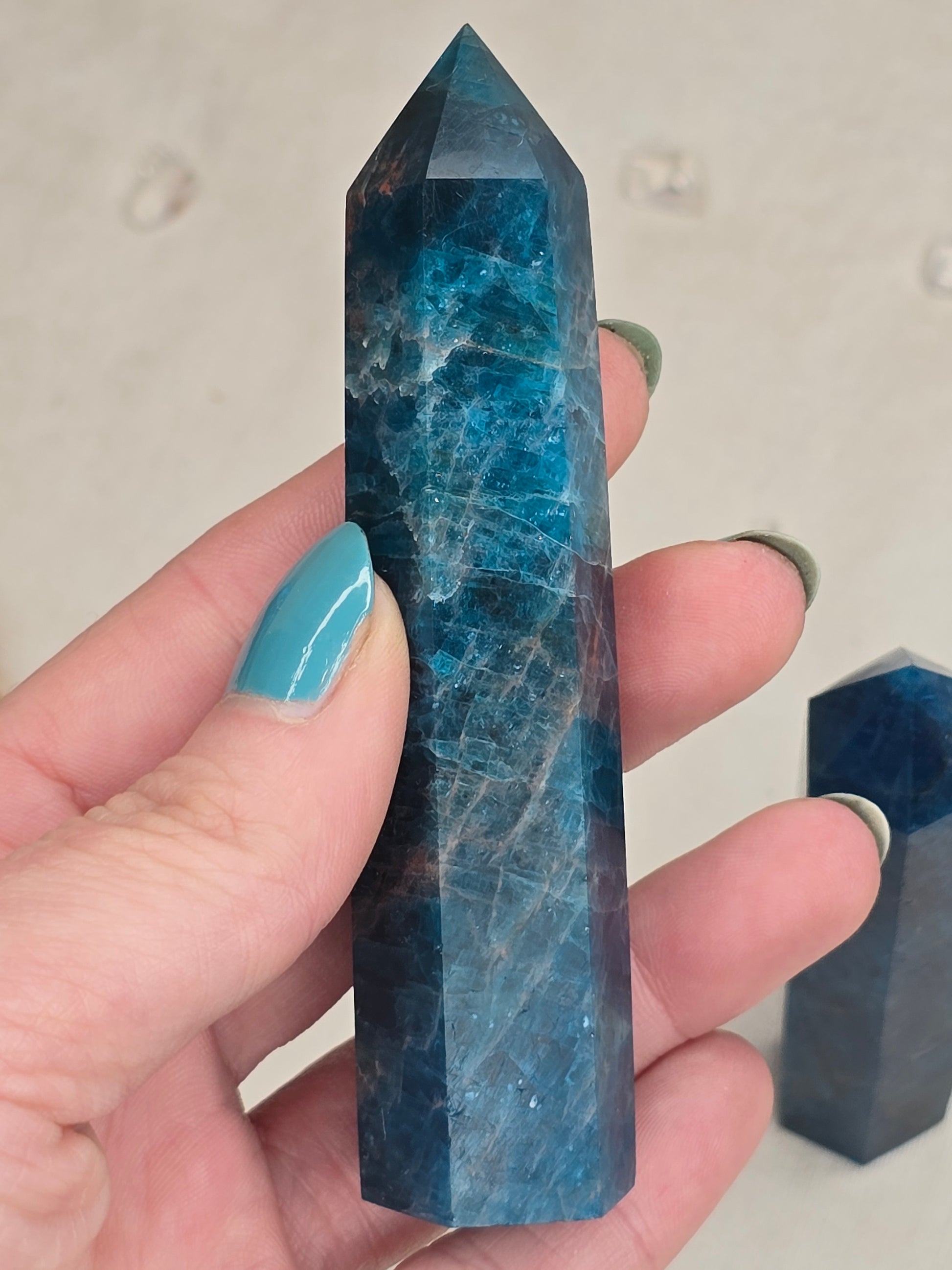 Blauer Apatit-Turm mit kräftiger Farbe und schöner Struktur – ca. 8–10 cm hoch, intuitiv ausgewählt, ideal für Klarheit & spirituelle Energiearbeit