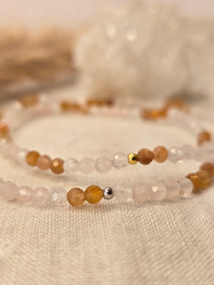 Themenarmband „Herzlicht“ mit Rosenquarz, Sonnenstein und Bergkristall, auf elastischem Gummiband mit Silber- oder Goldelementen