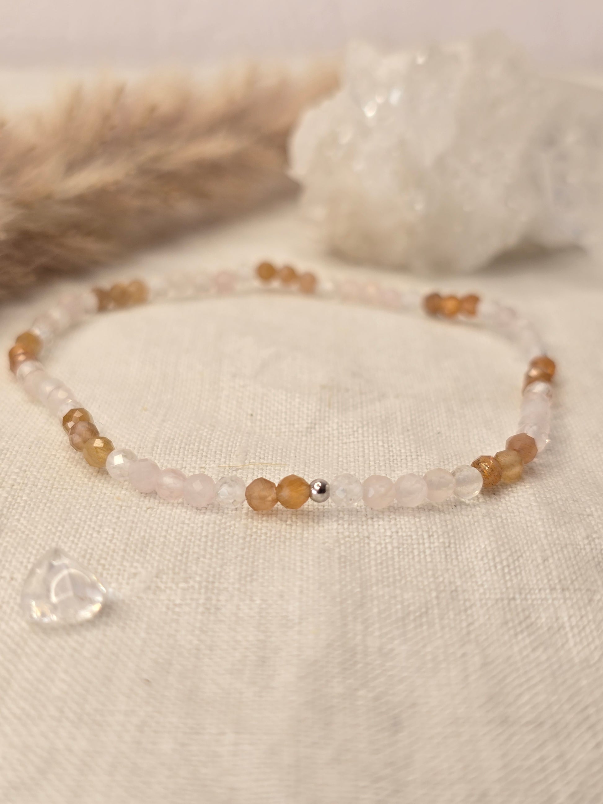 Themenarmband „Herzlicht“ mit Rosenquarz, Sonnenstein und Bergkristall, auf elastischem Gummiband mit Silber- oder Goldelementen
