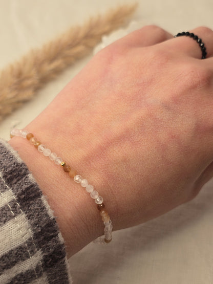 Themenarmband „Herzlicht“ mit Rosenquarz, Sonnenstein und Bergkristall, auf elastischem Gummiband mit Silber- oder Goldelementen
