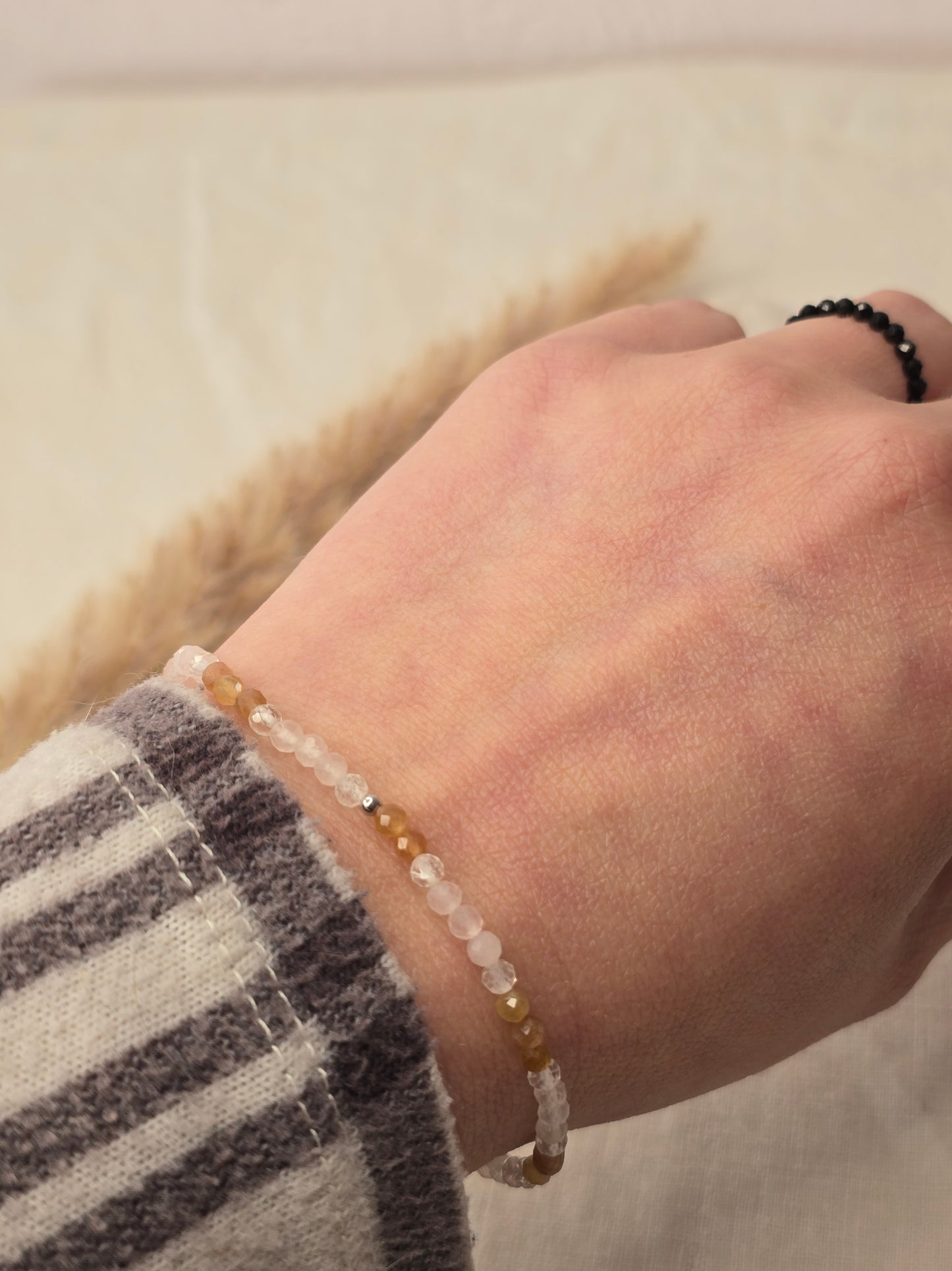 Themenarmband „Herzlicht“ mit Rosenquarz, Sonnenstein und Bergkristall, auf elastischem Gummiband mit Silber- oder Goldelementen