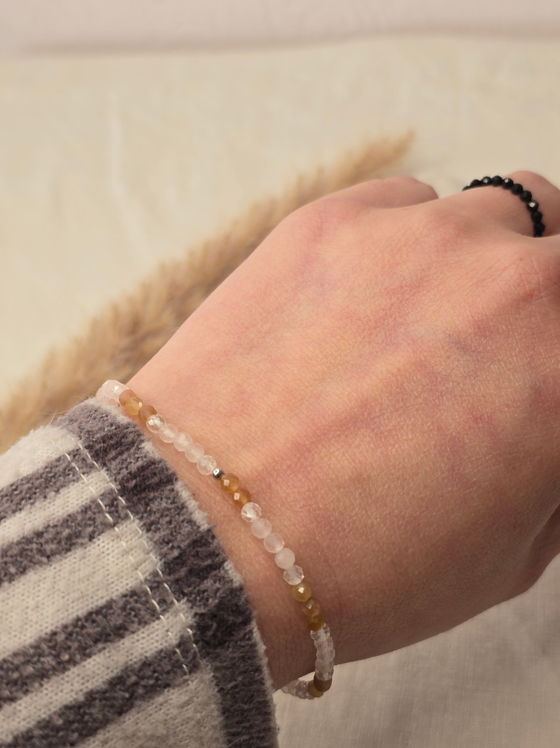 Themenarmband „Herzlicht“ mit Rosenquarz, Sonnenstein und Bergkristall, auf elastischem Gummiband mit Silber- oder Goldelementen