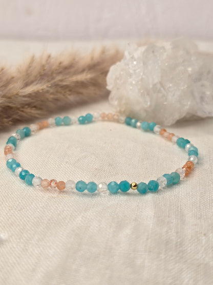 Themenarmband „Sommerzauber“ mit Amazonit, Sonnenstein und Bergkristall, auf Gummiband mit feinen Silber- oder Goldelementen