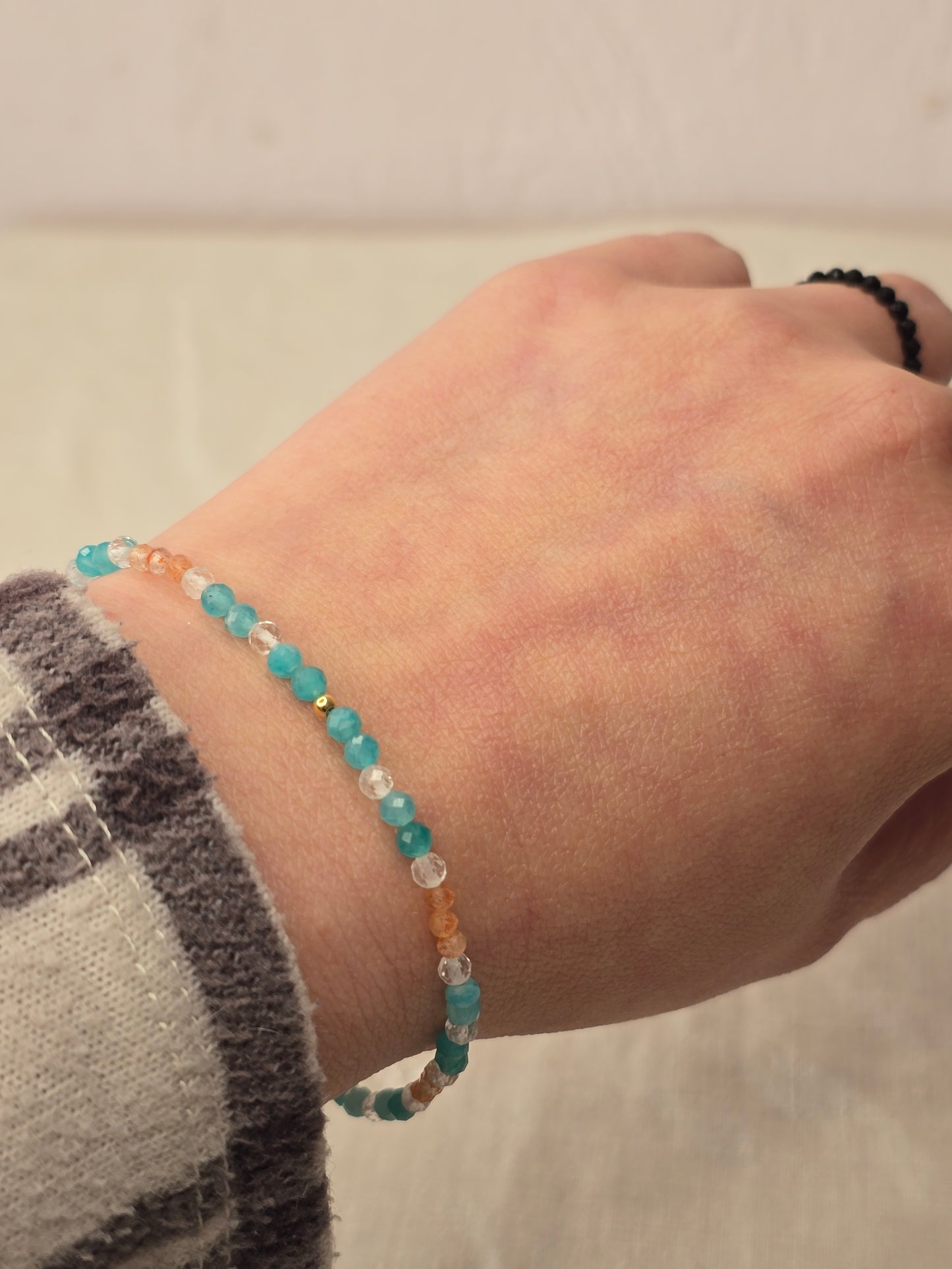 Themenarmband „Sommerzauber“ mit Amazonit, Sonnenstein und Bergkristall, auf Gummiband mit feinen Silber- oder Goldelementen