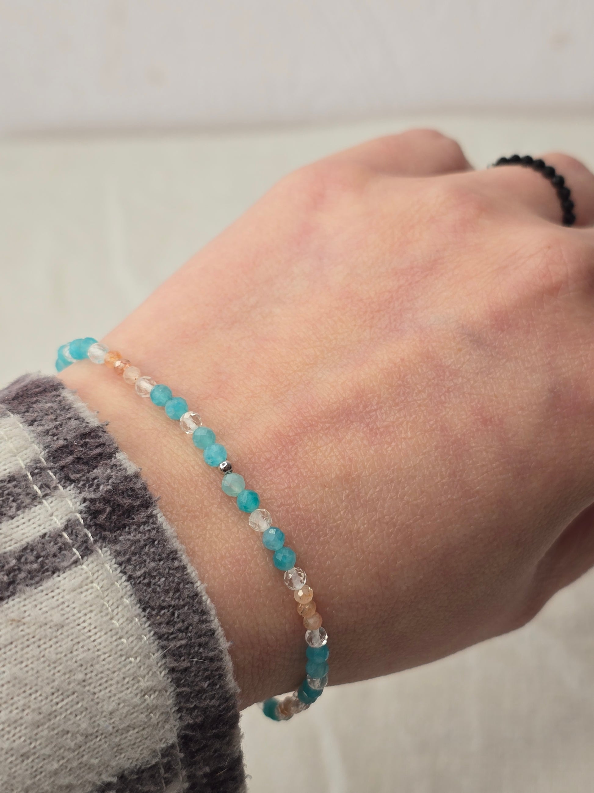 Themenarmband „Sommerzauber“ mit Amazonit, Sonnenstein und Bergkristall, auf Gummiband mit feinen Silber- oder Goldelementen