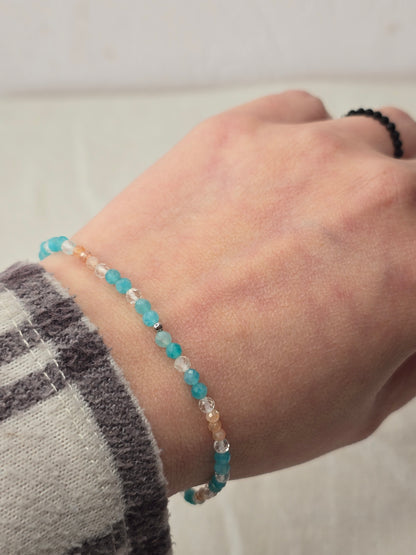 Themenarmband „Sommerzauber“ mit Amazonit, Sonnenstein und Bergkristall, auf Gummiband mit feinen Silber- oder Goldelementen