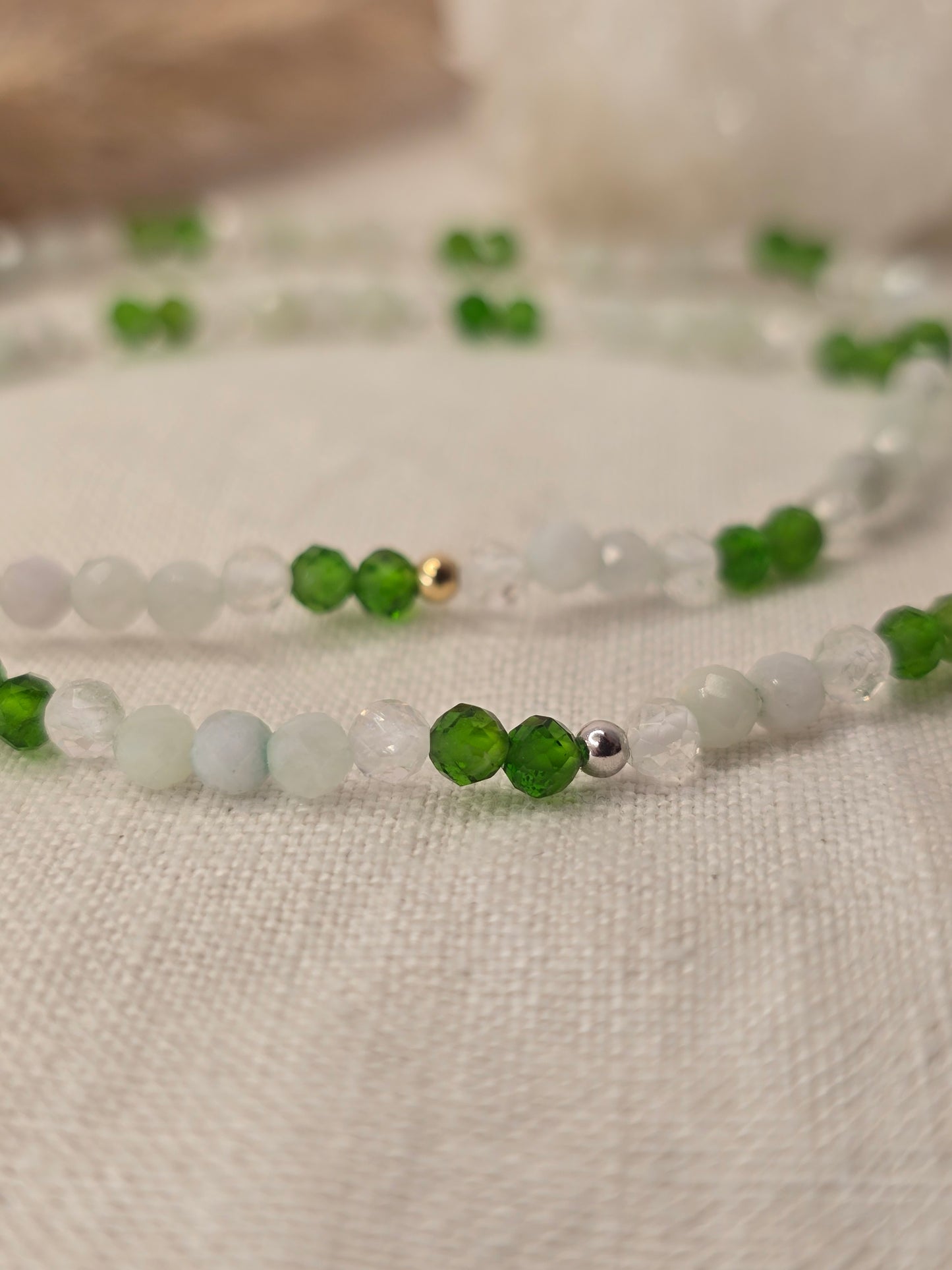 Themenarmband „Waldfluss“ mit Jadeit, Chromdiopsid und Bergkristall, auf Gummiband mit Silber- oder Goldelementen