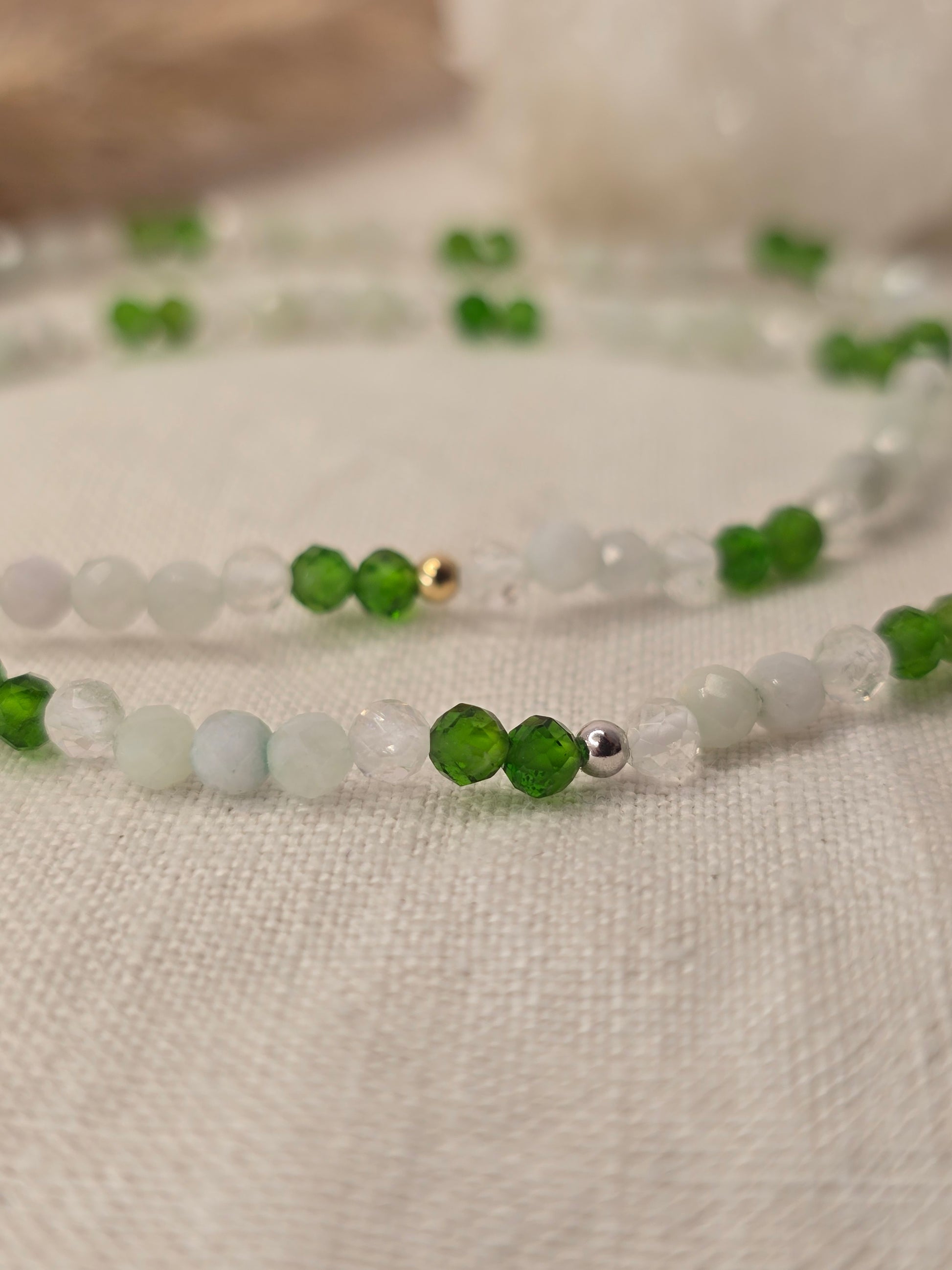Themenarmband „Waldfluss“ mit Jadeit, Chromdiopsid und Bergkristall, auf Gummiband mit Silber- oder Goldelementen