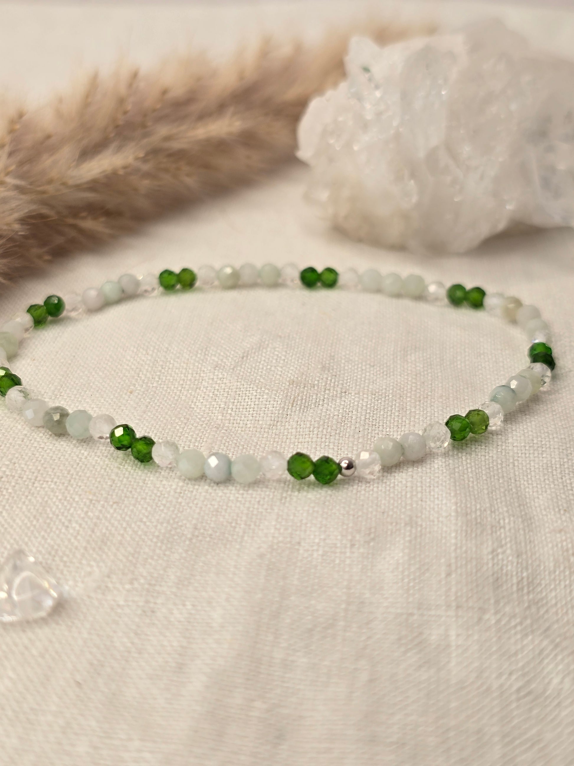 Themenarmband „Waldfluss“ mit Jadeit, Chromdiopsid und Bergkristall, auf Gummiband mit Silber- oder Goldelementen