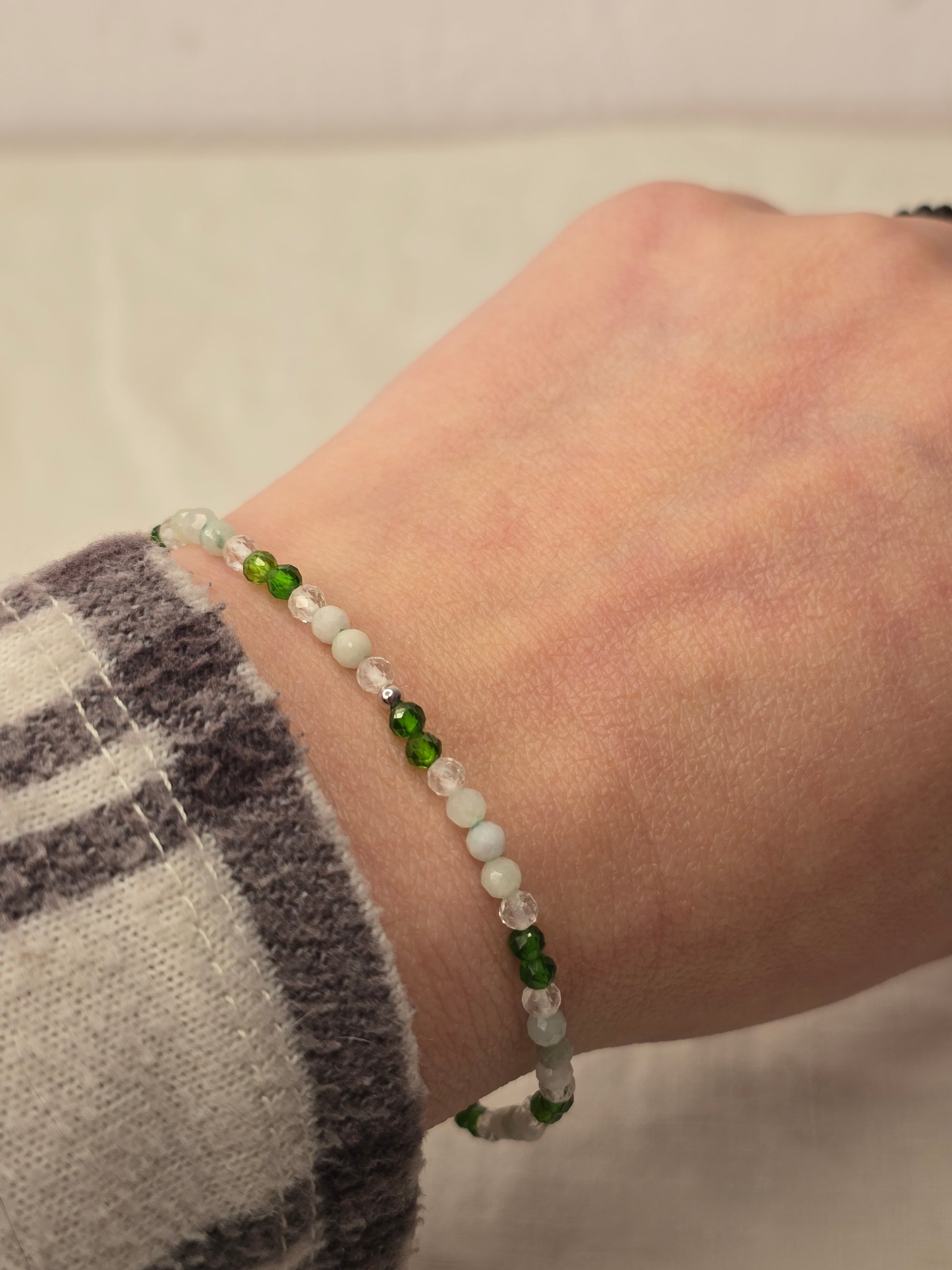 Themenarmband „Waldfluss“ mit Jadeit, Chromdiopsid und Bergkristall, auf Gummiband mit Silber- oder Goldelementen