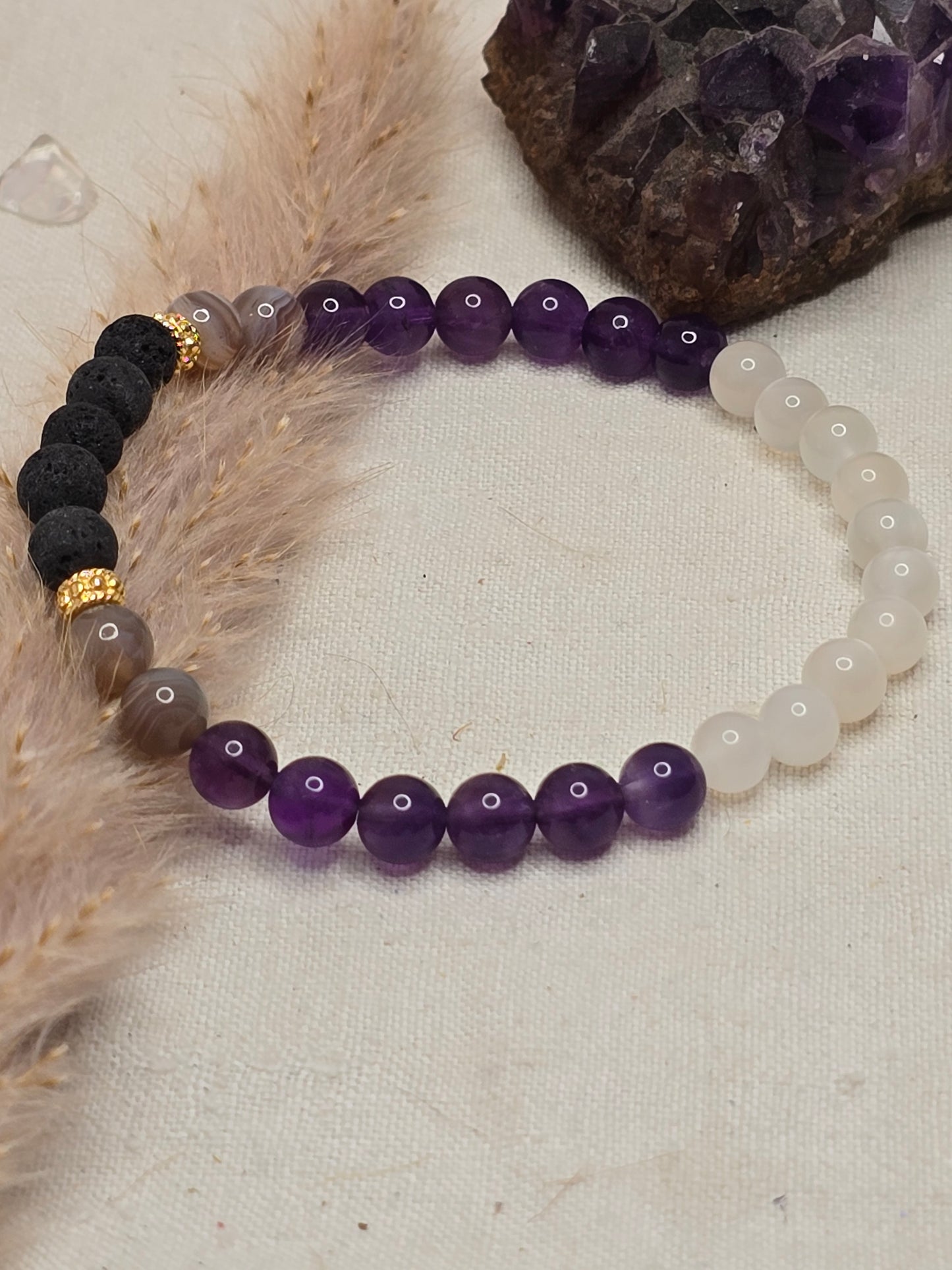 Aromaarmband „Ruhe & Gelassenheit“ mit Amethyst, weißem Mondstein, Botswana Achat und Lavaperle, auf Gummiband mit silber- oder goldfarbenen Akzenten