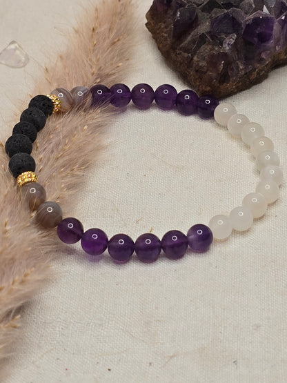 Aromaarmband „Ruhe & Gelassenheit“ mit Amethyst, weißem Mondstein, Botswana Achat und Lavaperle, auf Gummiband mit silber- oder goldfarbenen Akzenten