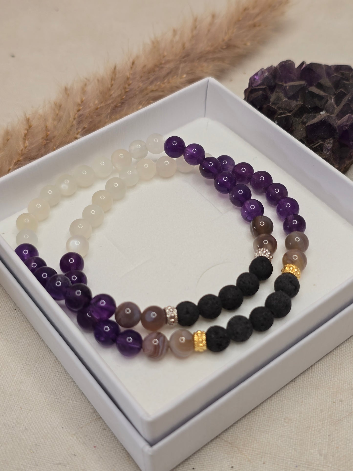 Aromaarmband „Ruhe & Gelassenheit“ mit Amethyst, weißem Mondstein, Botswana Achat und Lavaperle, auf Gummiband mit silber- oder goldfarbenen Akzenten