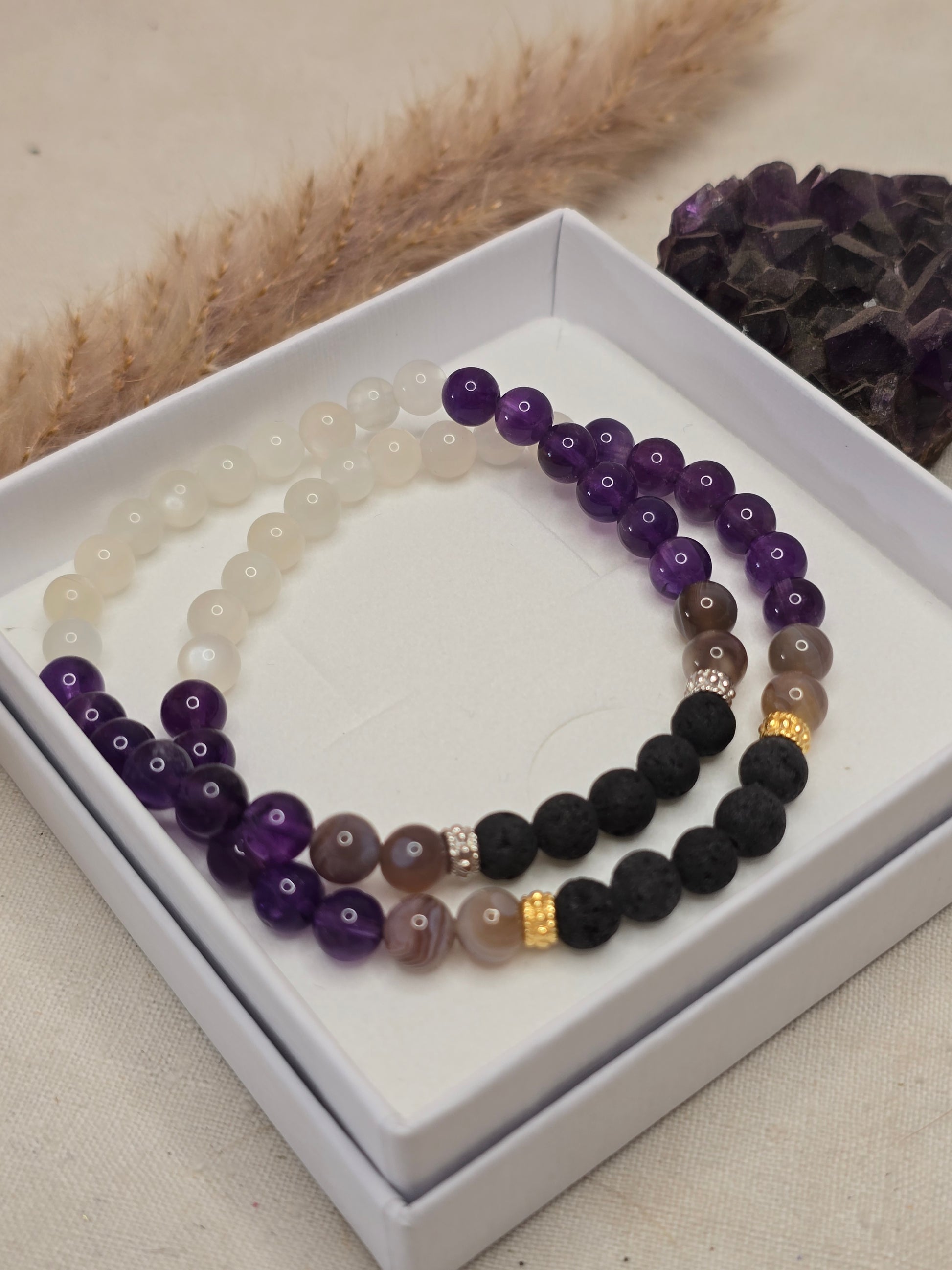 Aromaarmband „Ruhe & Gelassenheit“ mit Amethyst, weißem Mondstein, Botswana Achat und Lavaperle, auf Gummiband mit silber- oder goldfarbenen Akzenten