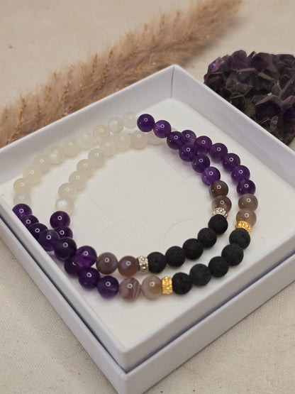 Aromaarmband „Ruhe & Gelassenheit“ mit Amethyst, weißem Mondstein, Botswana Achat und Lavaperle, auf Gummiband mit silber- oder goldfarbenen Akzenten