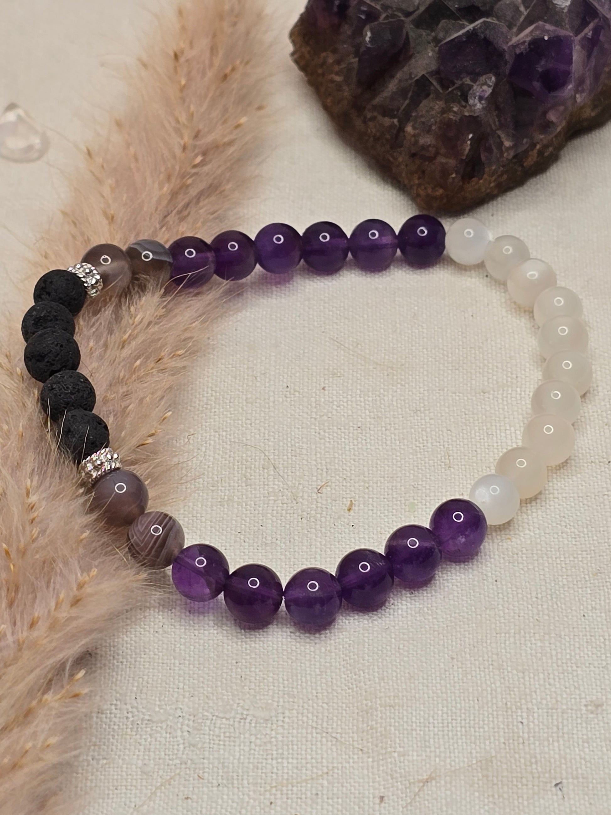 Aromaarmband „Ruhe & Gelassenheit“ mit Amethyst, weißem Mondstein, Botswana Achat und Lavaperle, auf Gummiband mit silber- oder goldfarbenen Akzenten